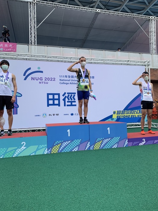 受獎敬禮