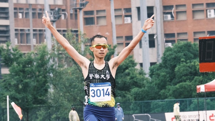 本所碩士生莊敬強以第一名姿態通過終點線