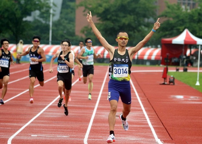 本所碩士生莊敬強以第一名姿態通過終點線
