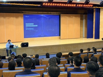 何律師到校演講