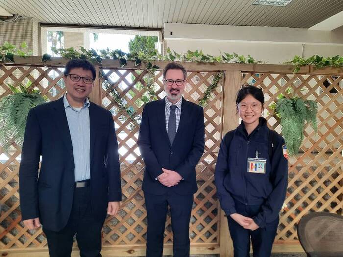 講者(中)與王老師(左)、學生合影