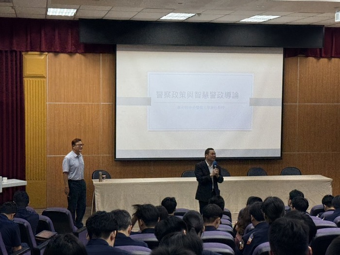 許主任與講者章老師的現場互動