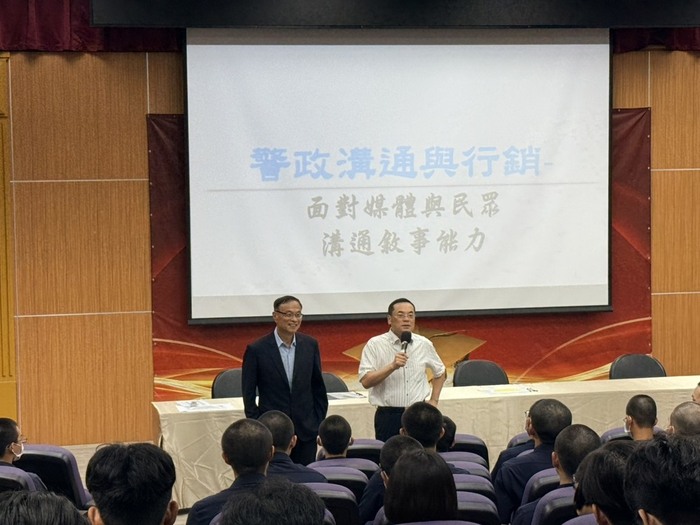 本系許主任開場並介紹主講人